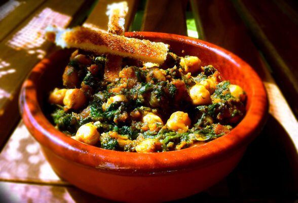 Alquiler de casas rurales para larga estancia en Andalucía. espinacas-con-garbanzos-Sevilla